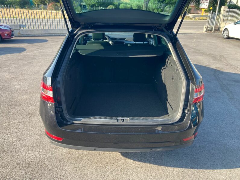 
 Skoda Superb Wagon 2.0 tdi evo Executive 150cv dsg full									