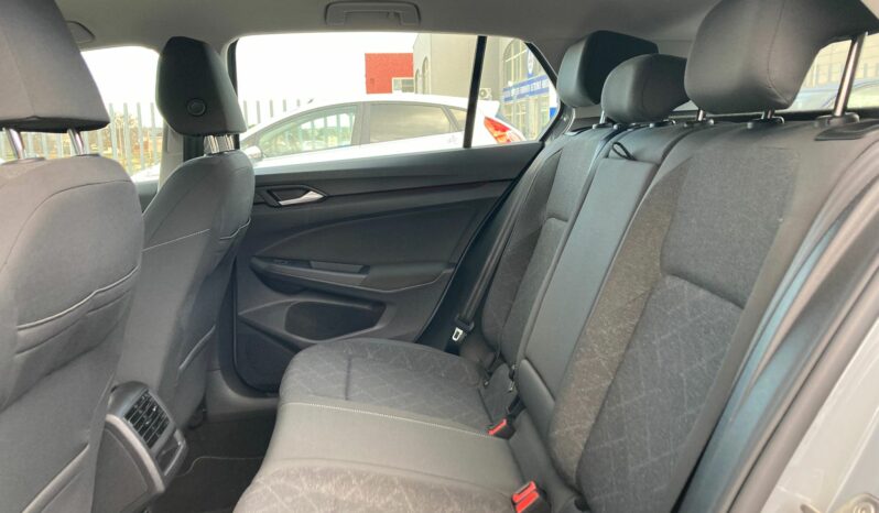 
 Volkswagen Golf VIII 1.5 tgi Life 130cv full									