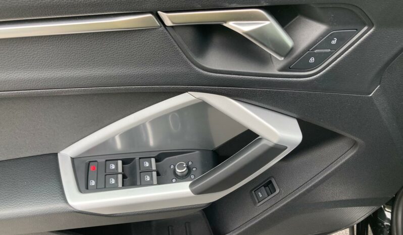 
 Audi Q3 35 2.0 tdi Identity Black s-tronic full									