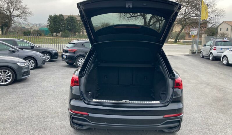 
 Audi Q3 35 2.0 tdi Identity Black s-tronic full									