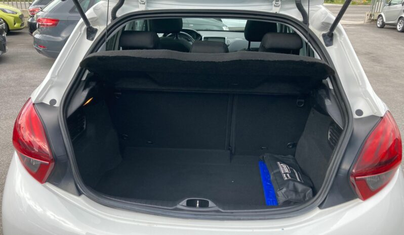 
 Peugeot 208 5p 1.6 bluehdi Allure 75cv full									